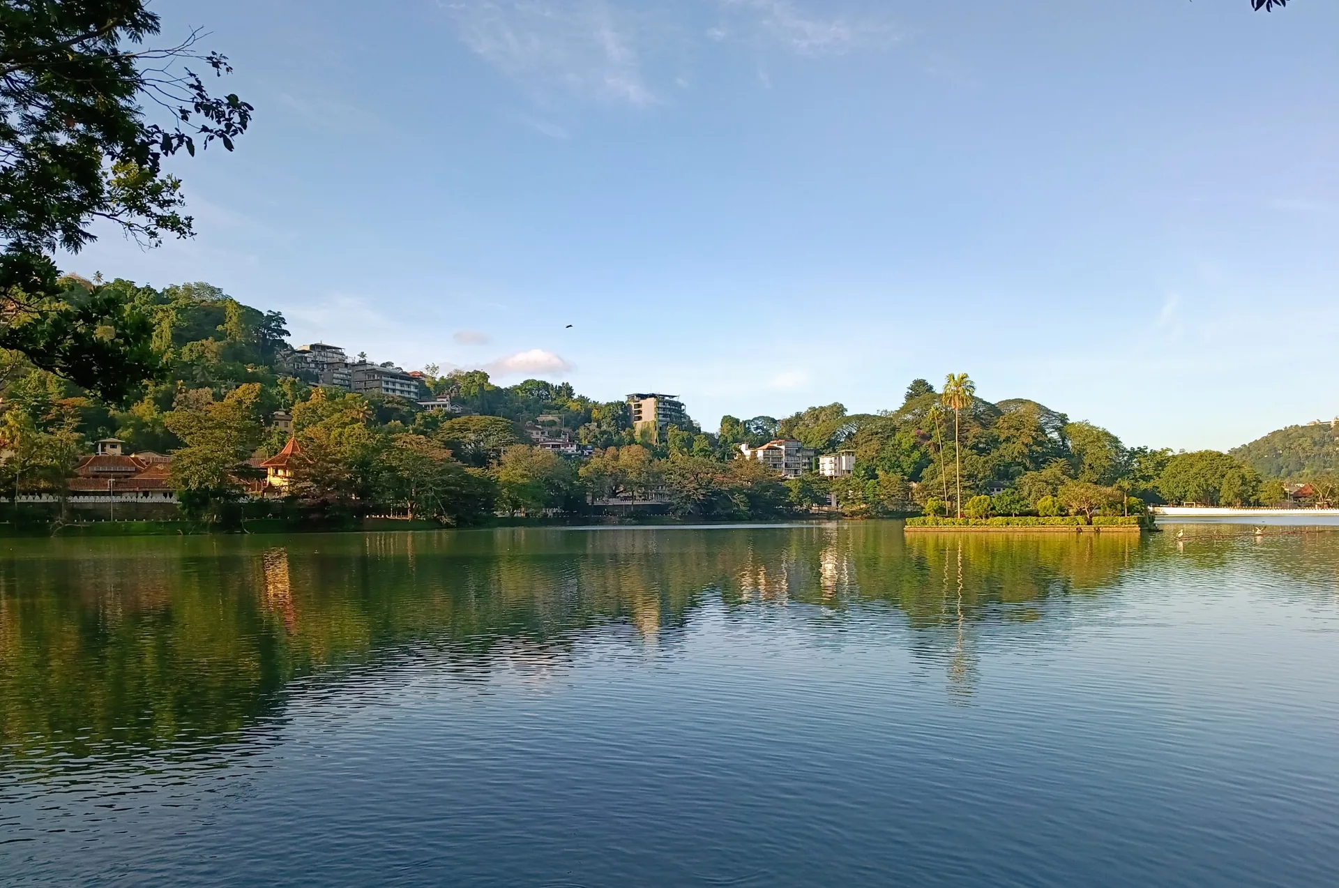 キャンディ湖のある風景